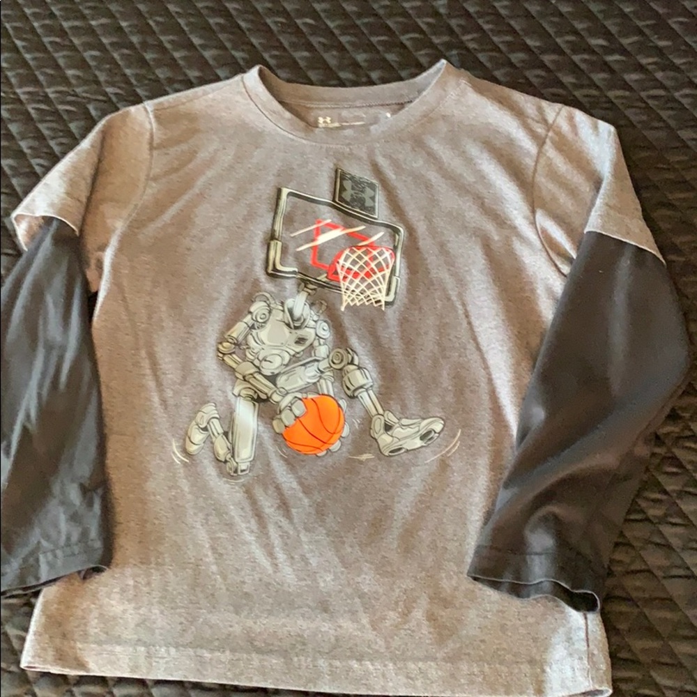 Under Armour Boys long sleeve t-shirt.